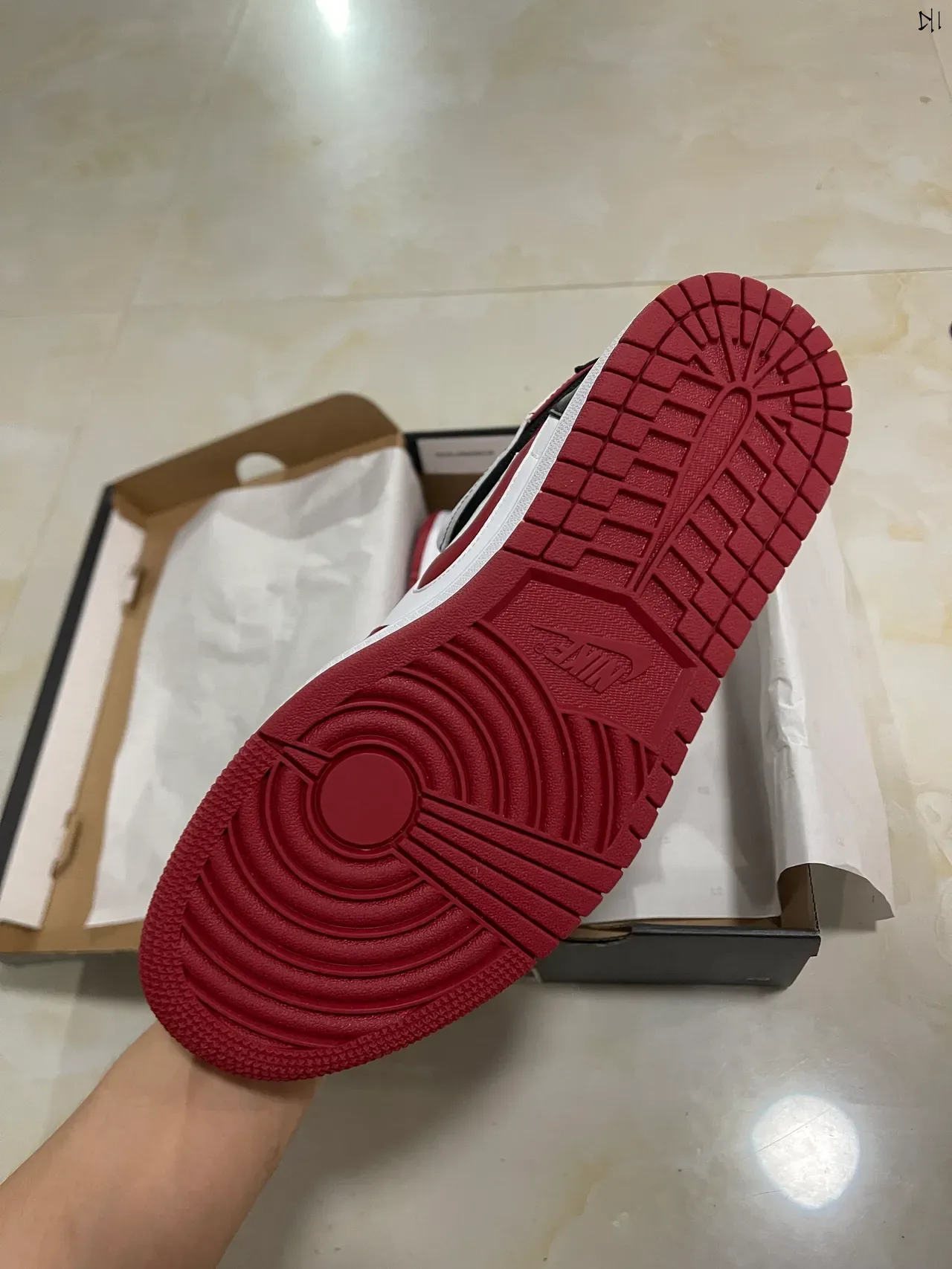 Nike 红白低帮真皮鞋面运动鞋 5