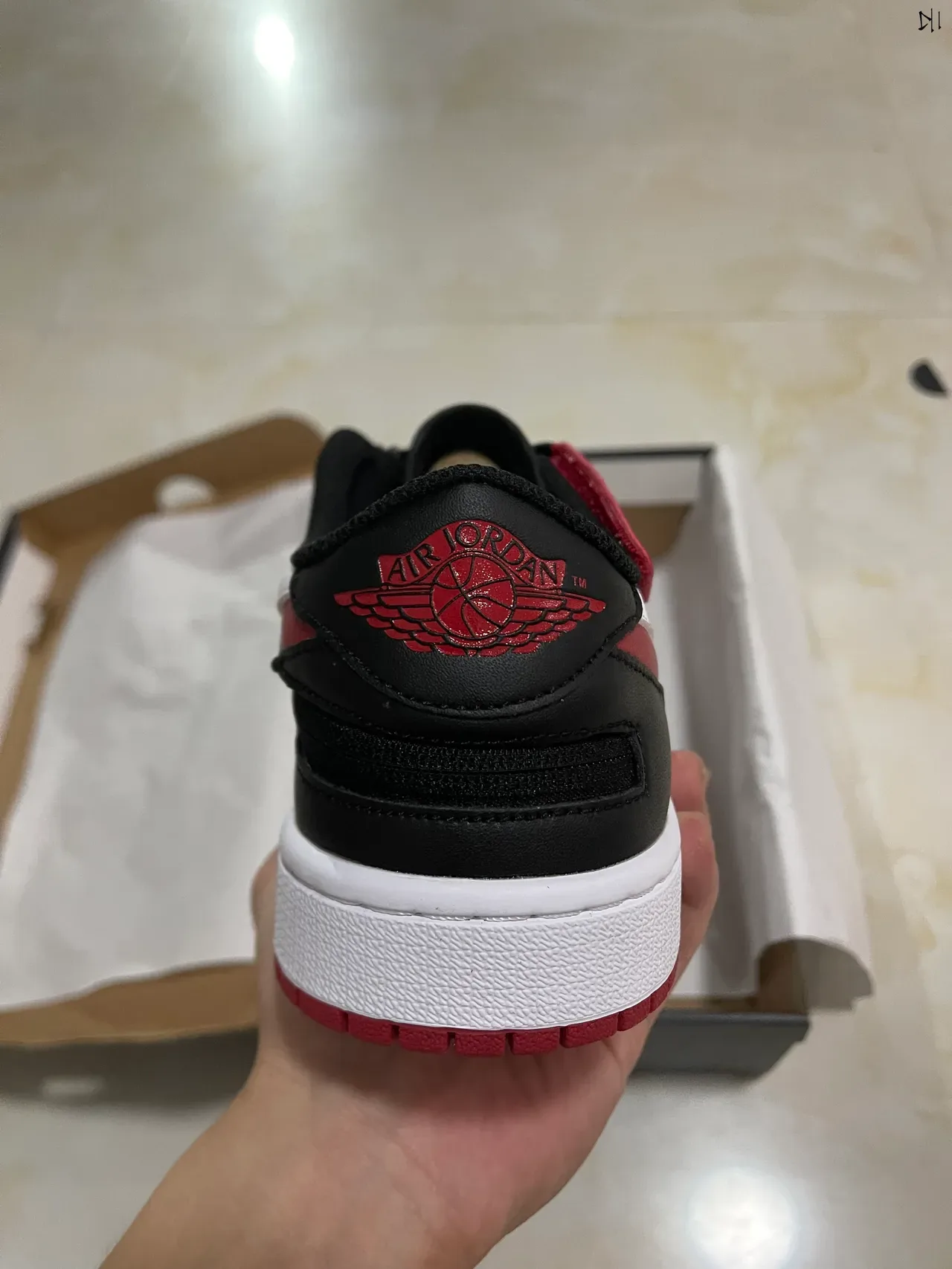 Nike 红白低帮真皮鞋面运动鞋 6