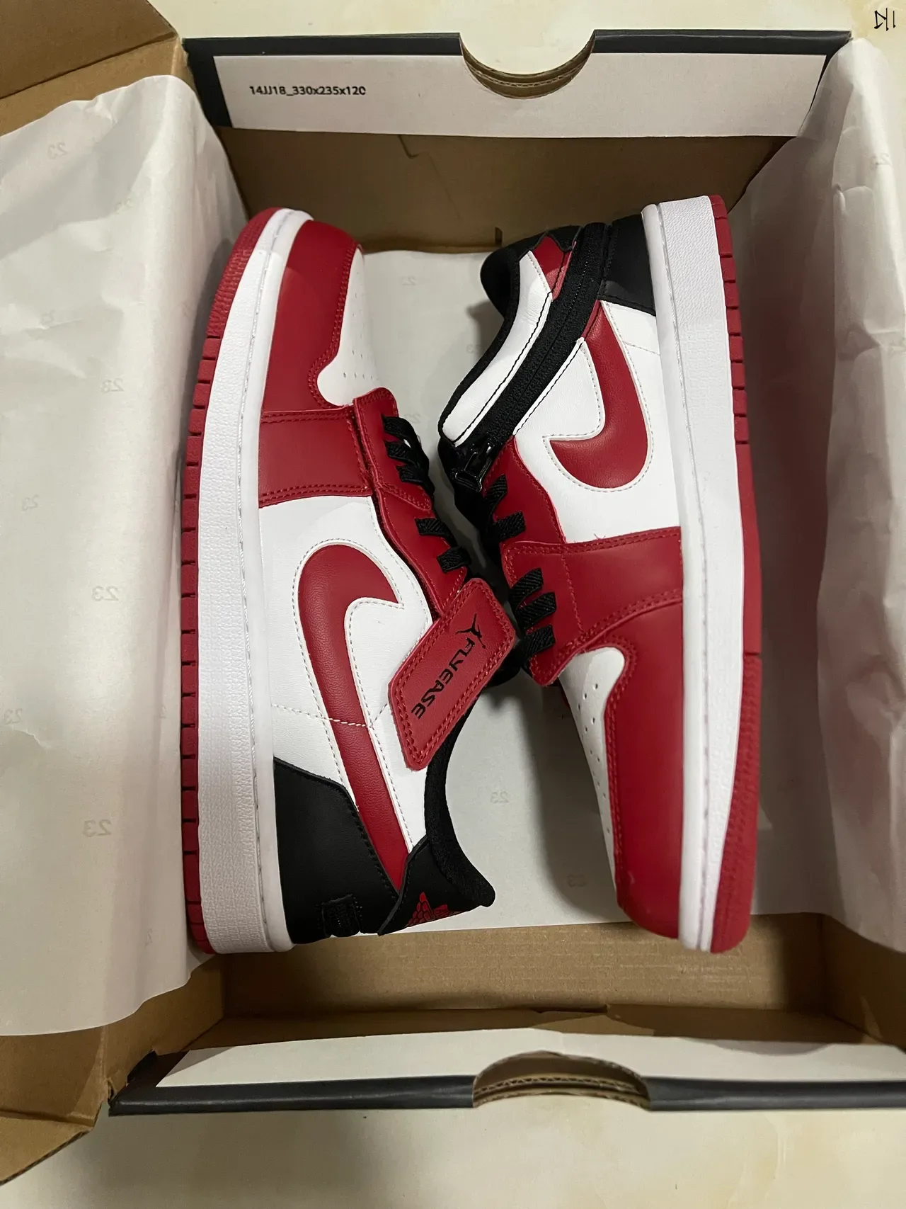 Nike 红白低帮真皮鞋面运动鞋 7