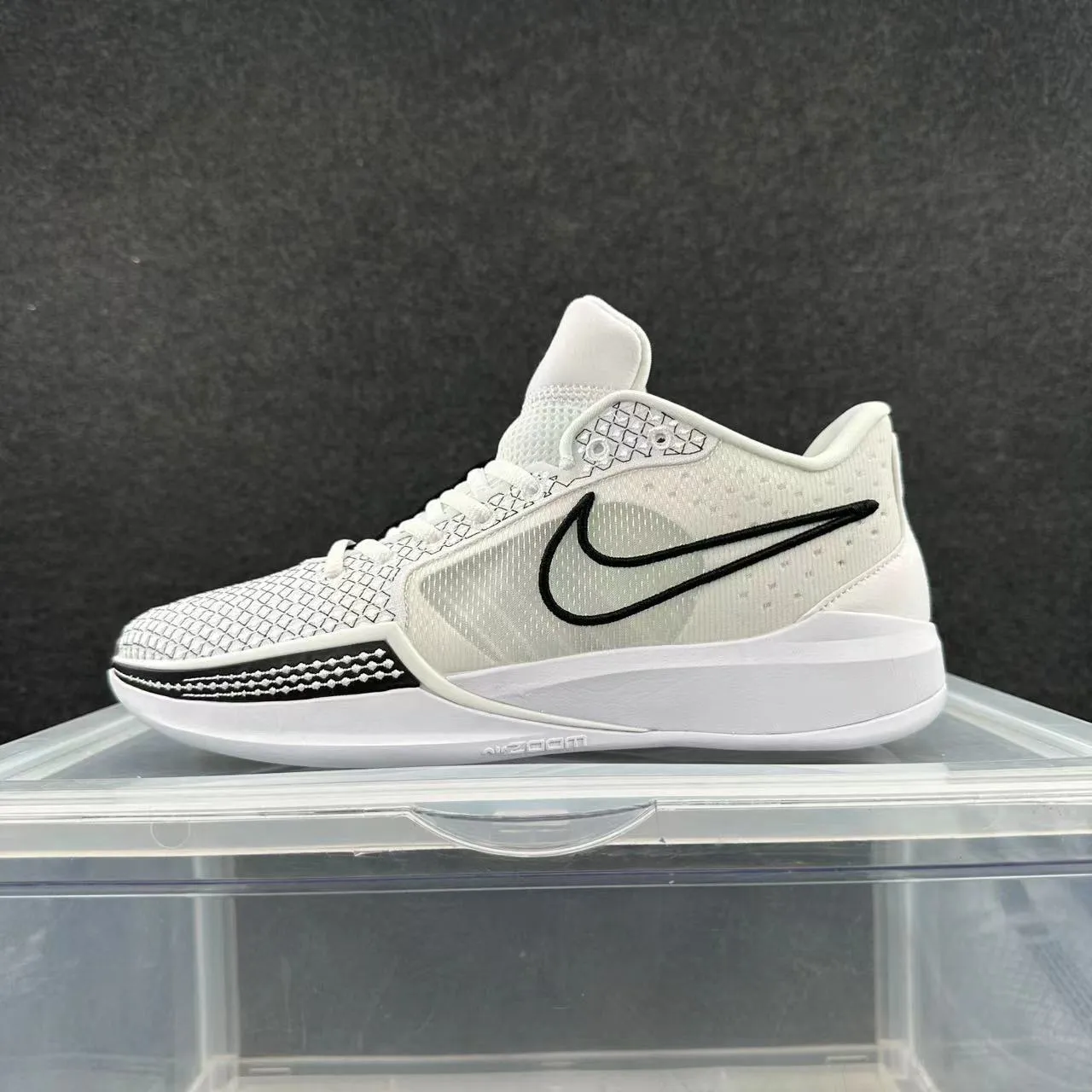 Nike Sabrina أبيض أسود شبكة مصممة علوية Swoosh لمسة أحذية كرة السلة 2
