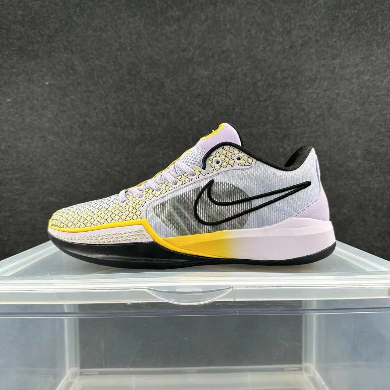 Nike Sabrina أبيض أسود شبكة مصممة علوية Swoosh لمسة أحذية كرة السلة 3