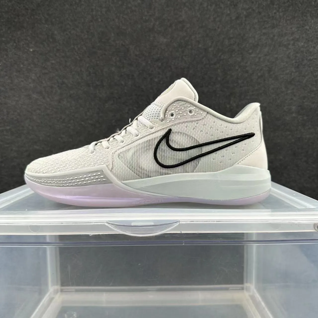 Nike Sabrina أبيض أسود شبكة مصممة علوية Swoosh لمسة أحذية كرة السلة 4