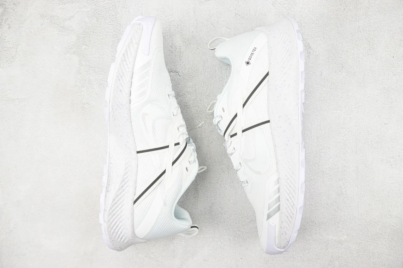 Nike Tênis de Corrida Brancos e Pretos GORE-TEX Impermeáveis de Malha e Superposição Sintética na Parte Superior 2