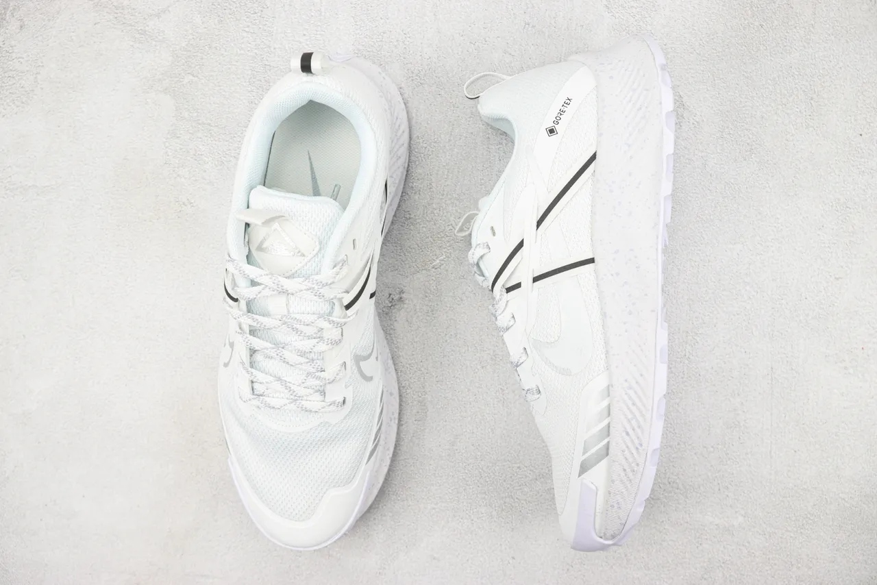 Nike Tênis de Corrida Brancos e Pretos GORE-TEX Impermeáveis de Malha e Superposição Sintética na Parte Superior 3