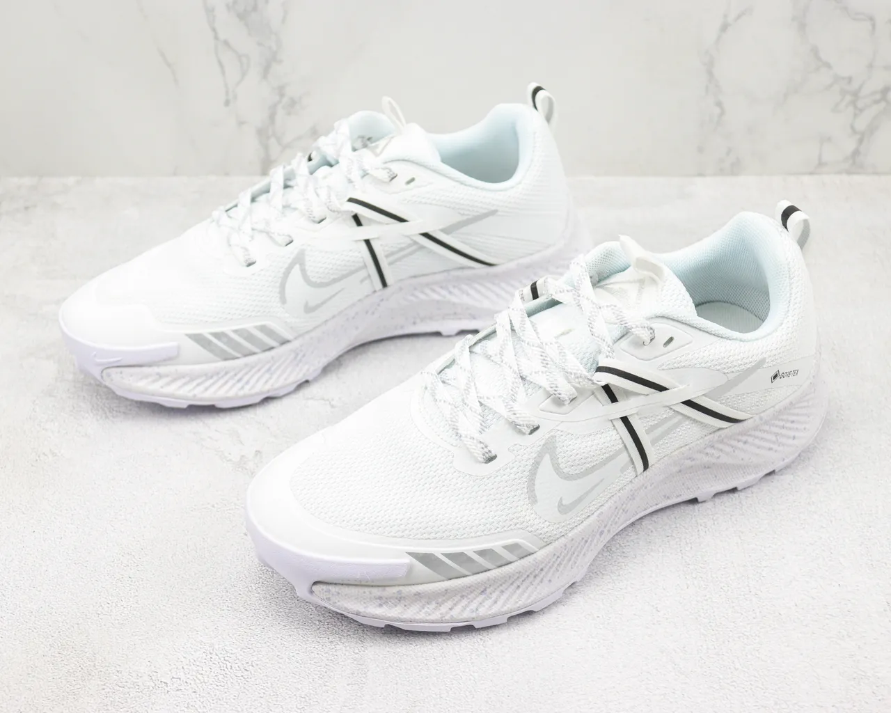 Nike Tênis de Corrida Brancos e Pretos GORE-TEX Impermeáveis de Malha e Superposição Sintética na Parte Superior 4