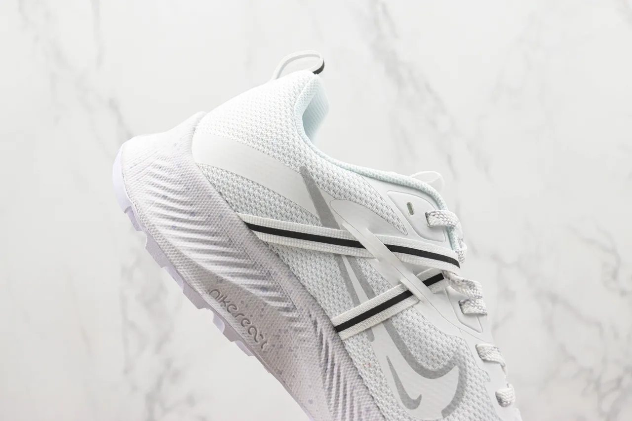 Nike Tênis de Corrida Brancos e Pretos GORE-TEX Impermeáveis de Malha e Superposição Sintética na Parte Superior 5