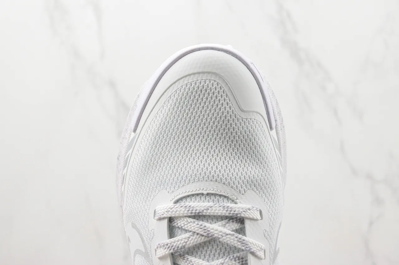 Nike Tênis de Corrida Brancos e Pretos GORE-TEX Impermeáveis de Malha e Superposição Sintética na Parte Superior 6