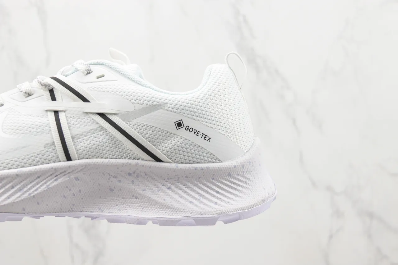 Nike Tênis de Corrida Brancos e Pretos GORE-TEX Impermeáveis de Malha e Superposição Sintética na Parte Superior 7