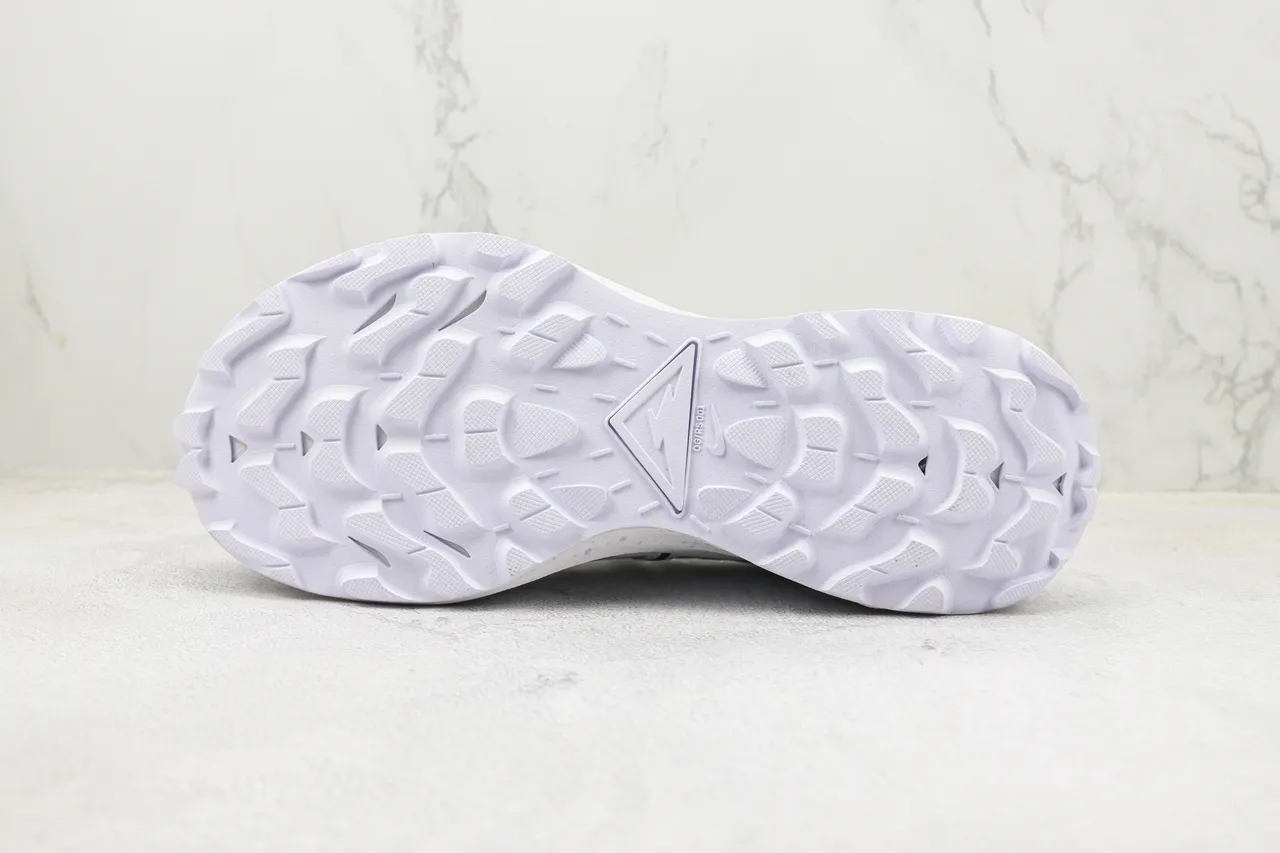 Nike Tênis de Corrida Brancos e Pretos GORE-TEX Impermeáveis de Malha e Superposição Sintética na Parte Superior 8