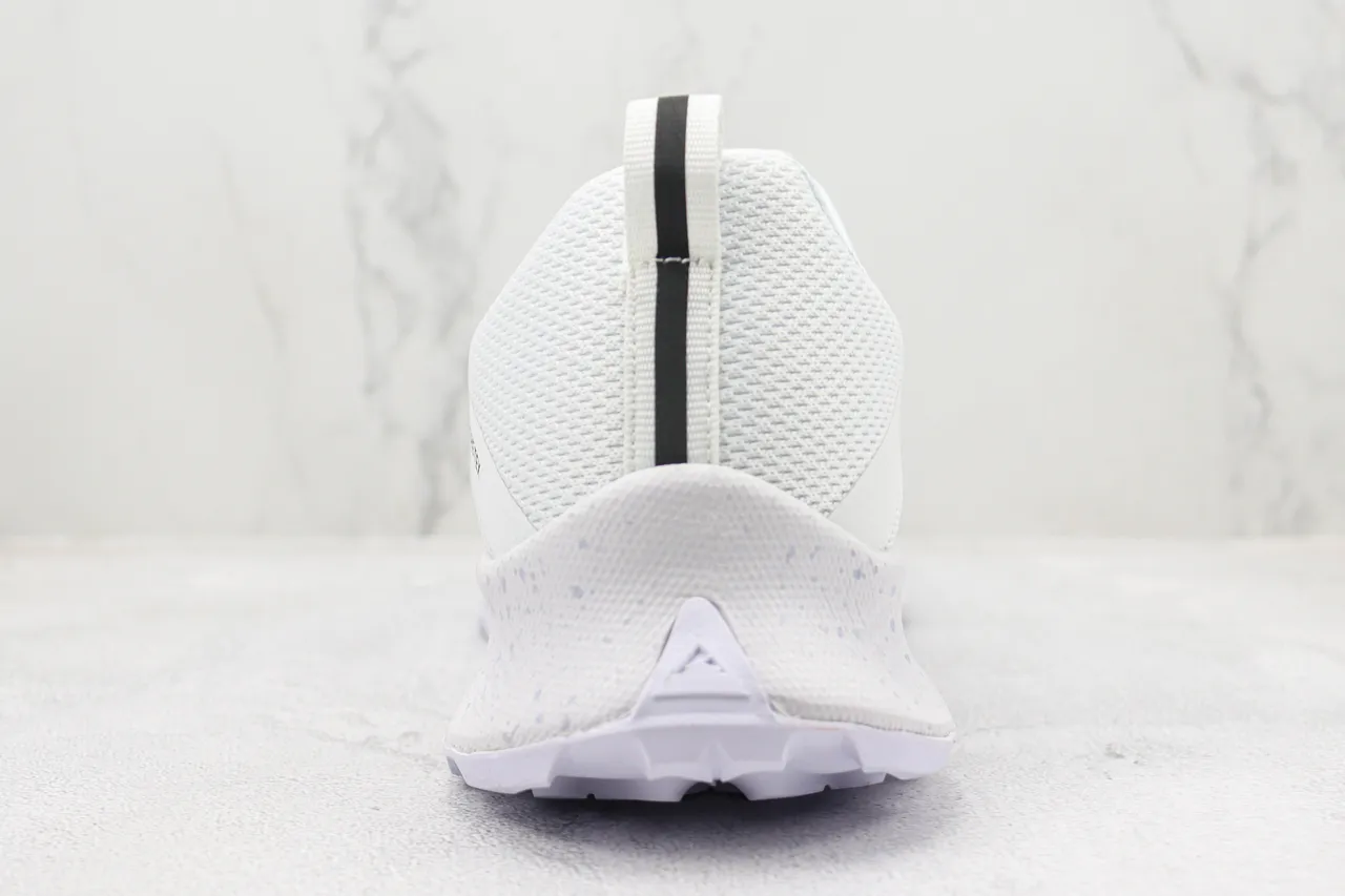Nike Tênis de Corrida Brancos e Pretos GORE-TEX Impermeáveis de Malha e Superposição Sintética na Parte Superior 9
