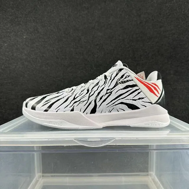 Nike Chaussures de Basketball Low-Top Blanches Noires avec Impression Zèbre 2
