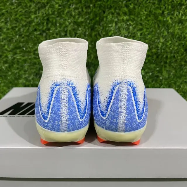 Nike Chaussures de football blanc et bleu col tricoté haut lacets asymétriques terrain ferme 10