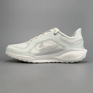 Nike Chaussures de course blanches et grises avec upper en maille engineered et overlays synthétiques
