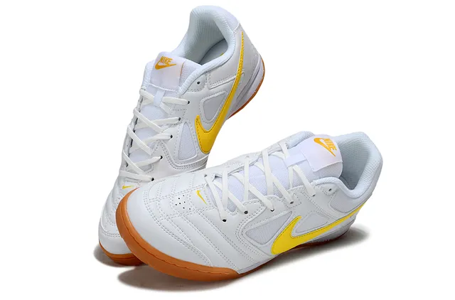 Nike Zapatos de fútbol indoor de cuero sintético y malla superior blanco y amarillo low-top 2
