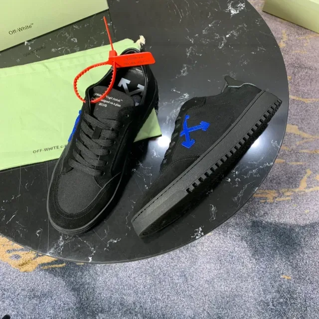 Off-White Sneakers Lifestyle Noir et Bleu Logo Flèche 5