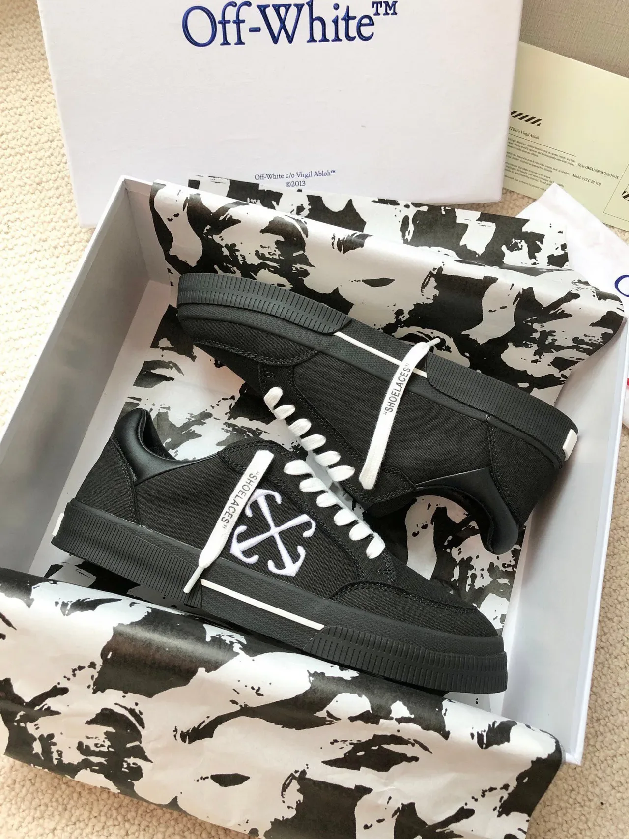 Off-White ستايل صناعي أسود وأبيض قماش لايف ستايل سنيكرز 2