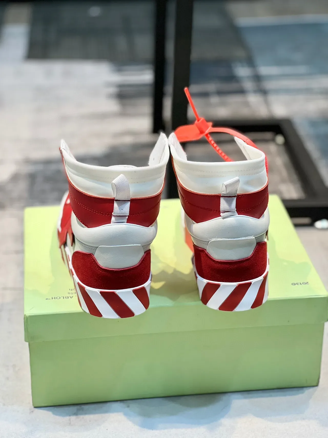Off-White Tênis Lifestyle Vermelho High-Top Alça Zip-Tie Industrial 2