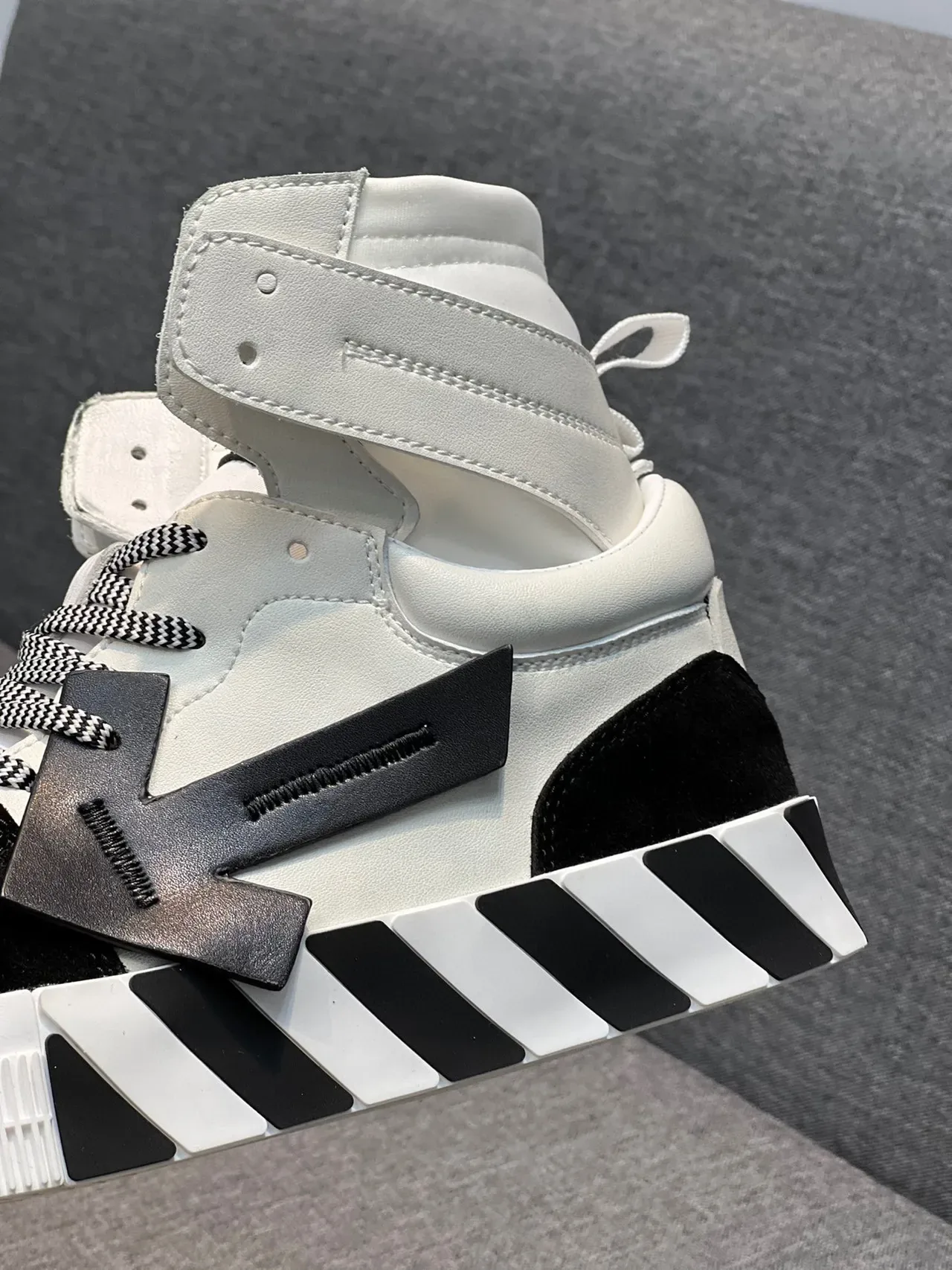 Off-White The Ten हाई-टॉप लाइफस्टाइल स्नीकर 8