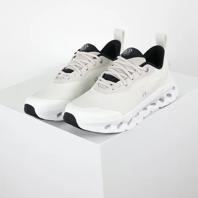 On zapatillas lifestyle con silueta baja de perfil, con cordones, upper de malla y sintético color beige y negro 2