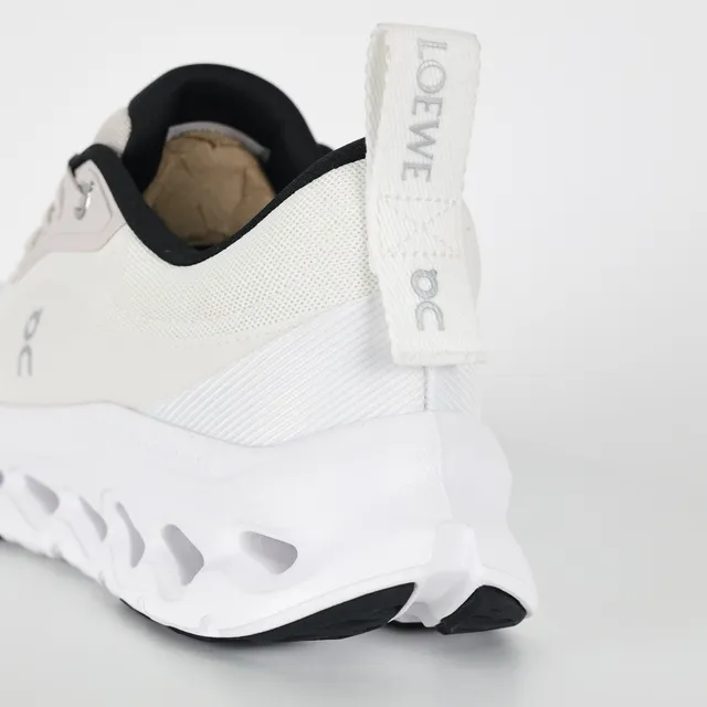 On zapatillas lifestyle con silueta baja de perfil, con cordones, upper de malla y sintético color beige y negro 4
