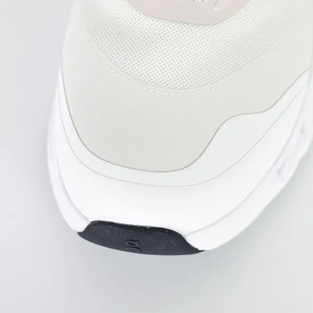 On zapatillas lifestyle con silueta baja de perfil, con cordones, upper de malla y sintético color beige y negro 5
