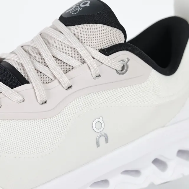 On zapatillas lifestyle con silueta baja de perfil, con cordones, upper de malla y sintético color beige y negro 6