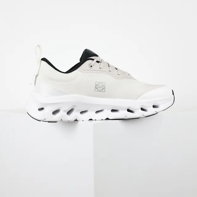On zapatillas lifestyle con silueta baja de perfil, con cordones, upper de malla y sintético color beige y negro 7