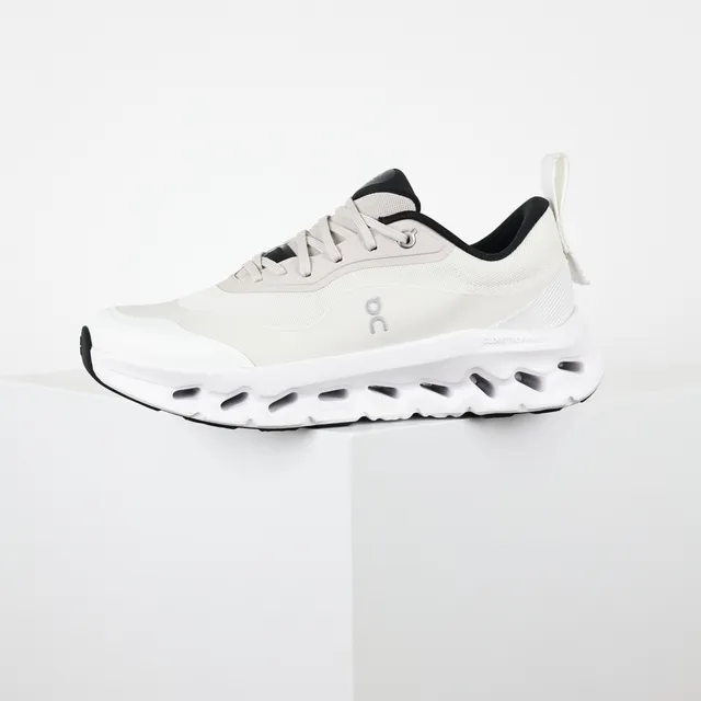 On zapatillas lifestyle con silueta baja de perfil, con cordones, upper de malla y sintético color beige y negro 9