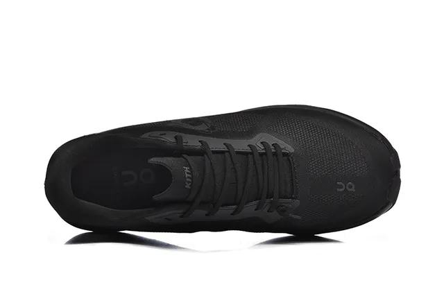 On zapatillas de correr negras monocromáticas con malla superior ingenierizada 2