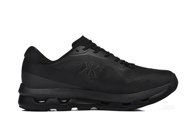 On zapatillas de correr negras monocromáticas con malla superior ingenierizada 3