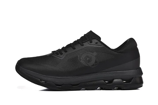 On zapatillas de correr negras monocromáticas con malla superior ingenierizada 4