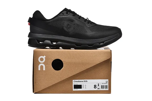 On zapatillas de correr negras monocromáticas con malla superior ingenierizada 5
