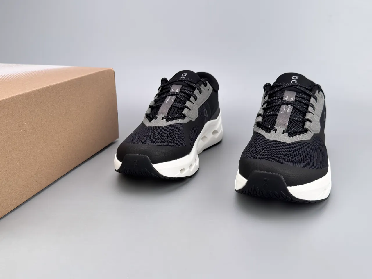 On Negro Blanco Malla Engineered Superior Gris Sobrecapas Sintéticas Zapatos de Running 3
