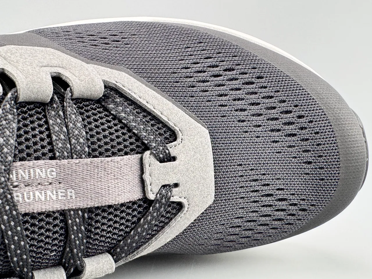 On Negro Blanco Malla Engineered Superior Gris Sobrecapas Sintéticas Zapatos de Running 4