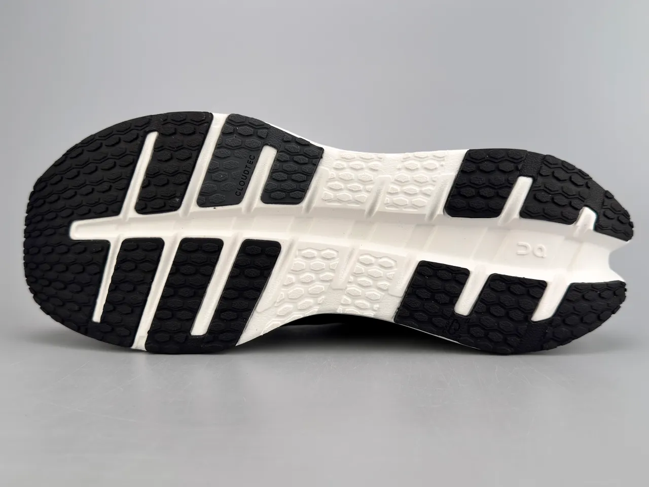 On Negro Blanco Malla Engineered Superior Gris Sobrecapas Sintéticas Zapatos de Running 6
