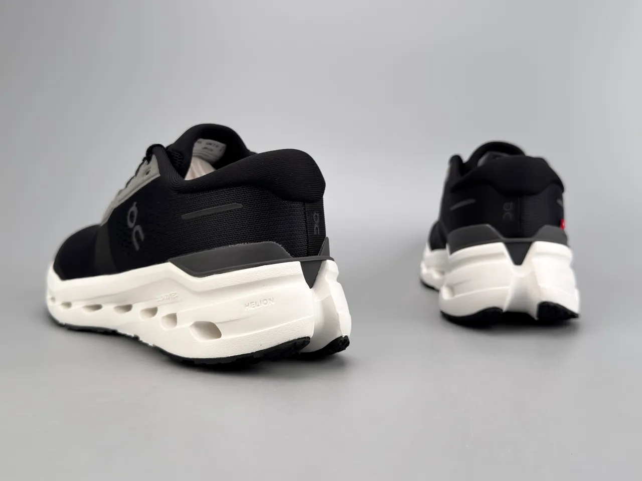 On Negro Blanco Malla Engineered Superior Gris Sobrecapas Sintéticas Zapatos de Running 8