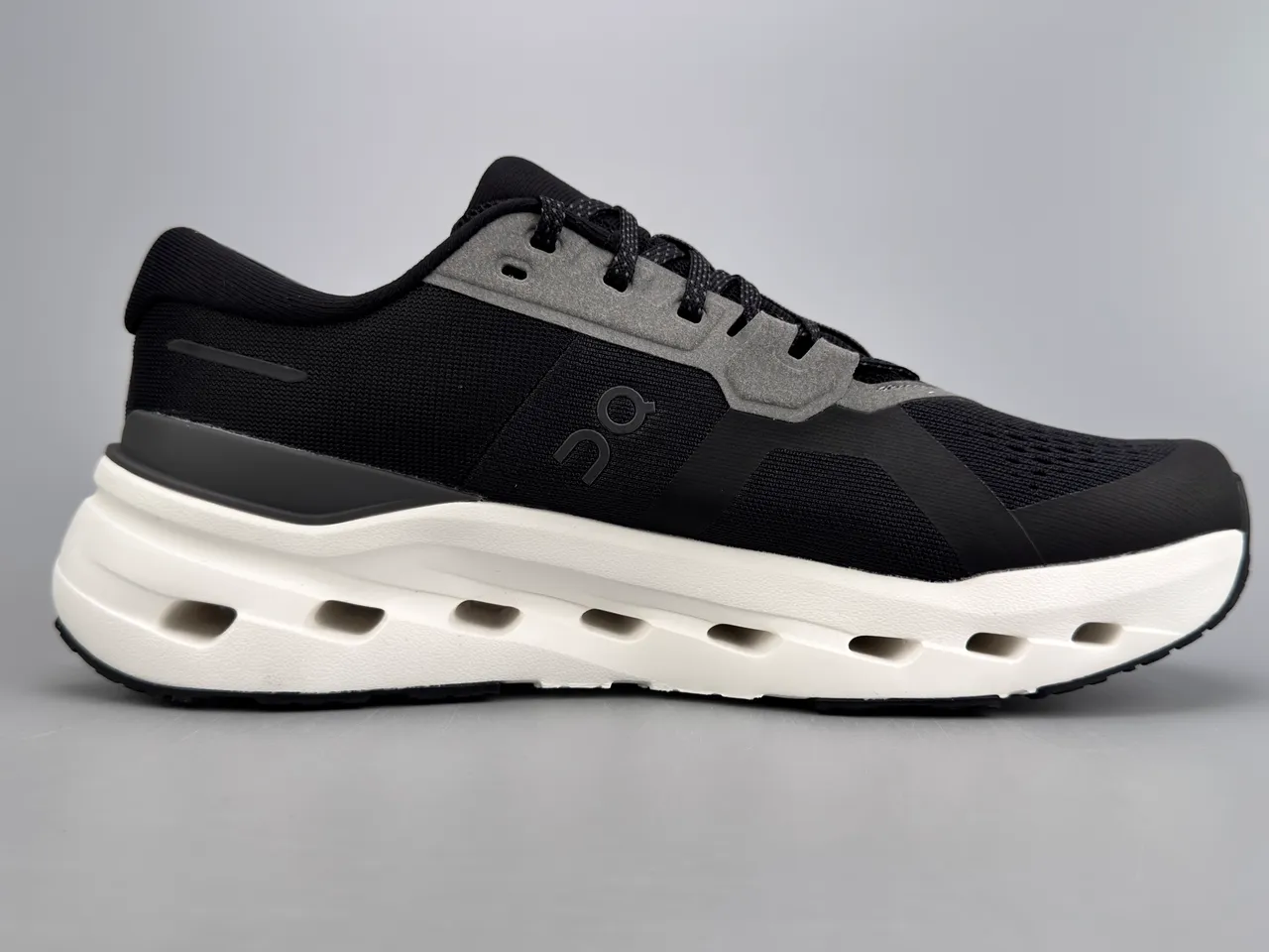 On Negro Blanco Malla Engineered Superior Gris Sobrecapas Sintéticas Zapatos de Running 10