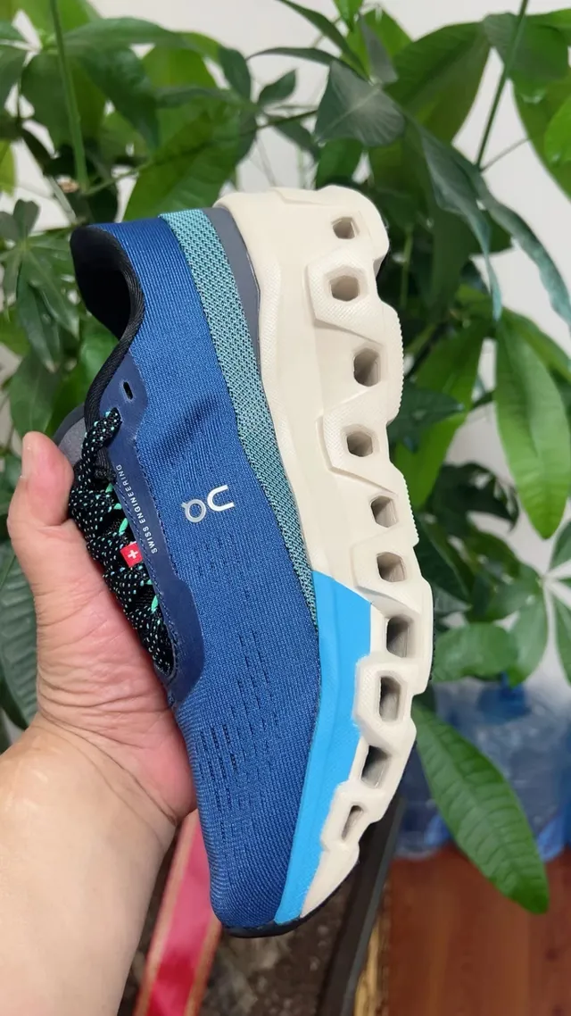 On Cloudmonster gris claro azul teal zapatillas de running 7
