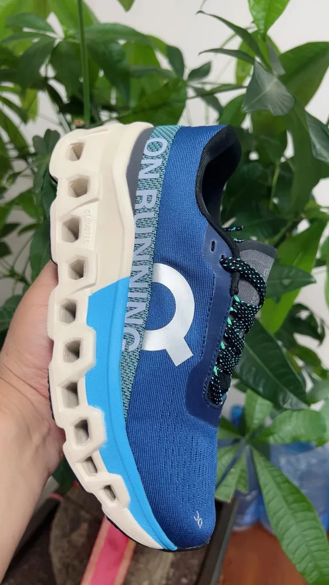 On Cloudmonster gris claro azul teal zapatillas de running 8