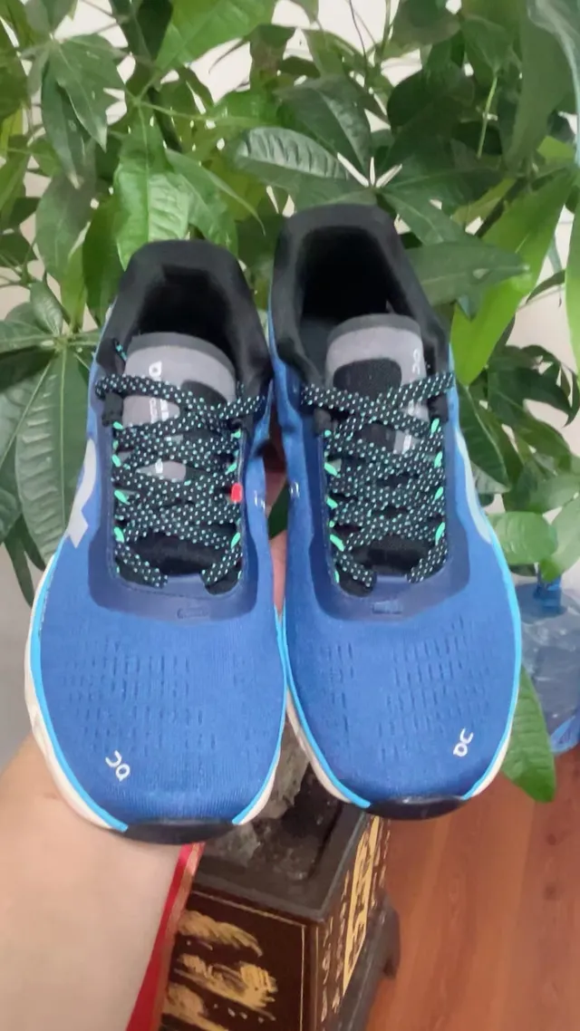 On Cloudmonster gris claro azul teal zapatillas de running 9