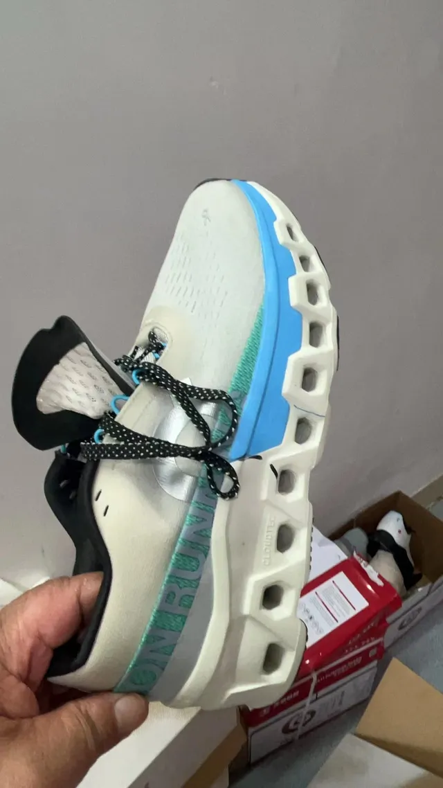 On Cloudmonster gris claro azul teal zapatillas de running 10