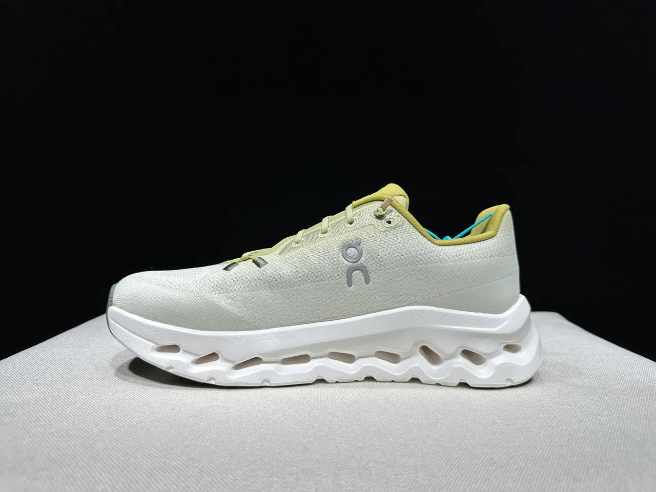 On Cloudmonster Off-White 和 Mustard 跑鞋 7