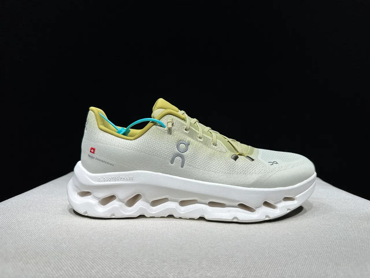 On Cloudmonster Off-White 和 Mustard 跑鞋 8