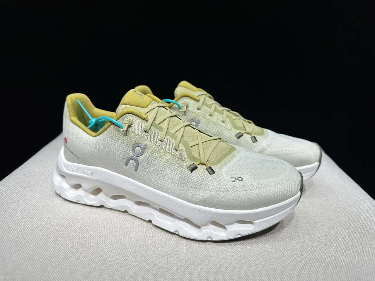 On Cloudmonster Off-White 和 Mustard 跑鞋 9