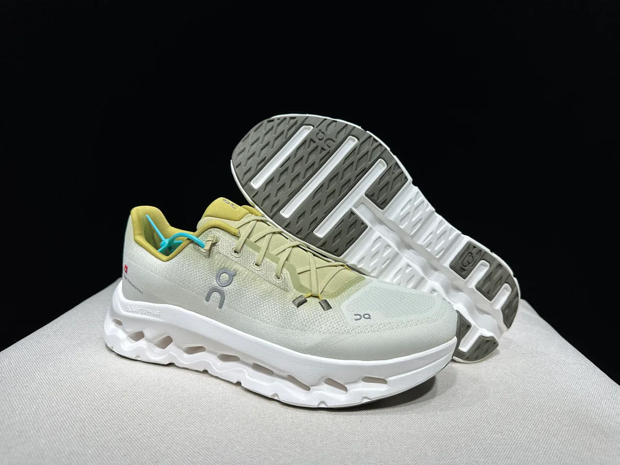 On Cloudmonster Off-White 和 Mustard 跑鞋 10