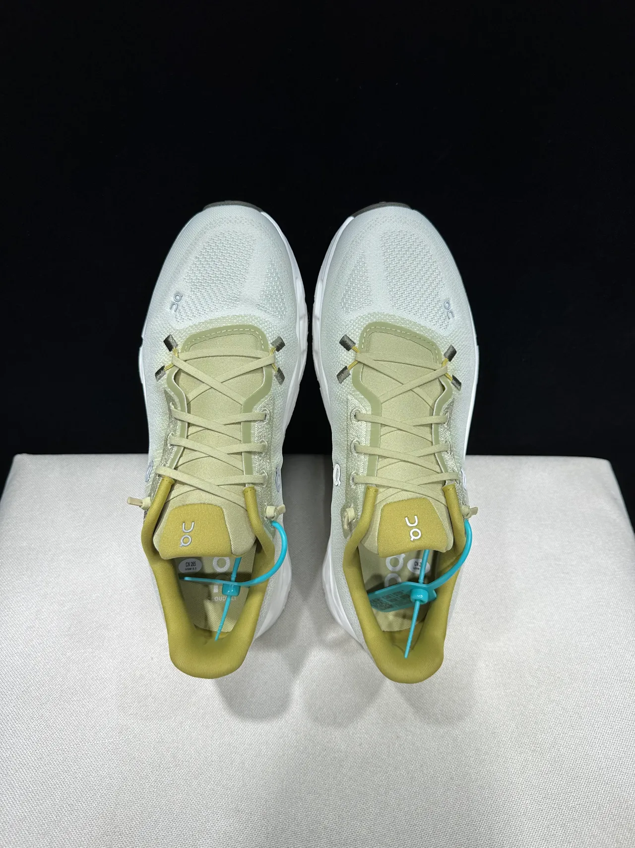 On Cloudmonster Off-White 和 Mustard 跑鞋 11