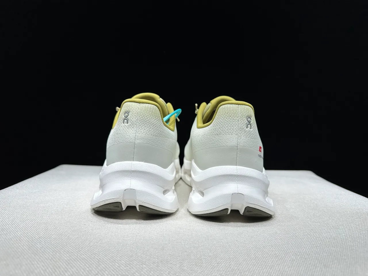 On Cloudmonster Off-White 和 Mustard 跑鞋 12