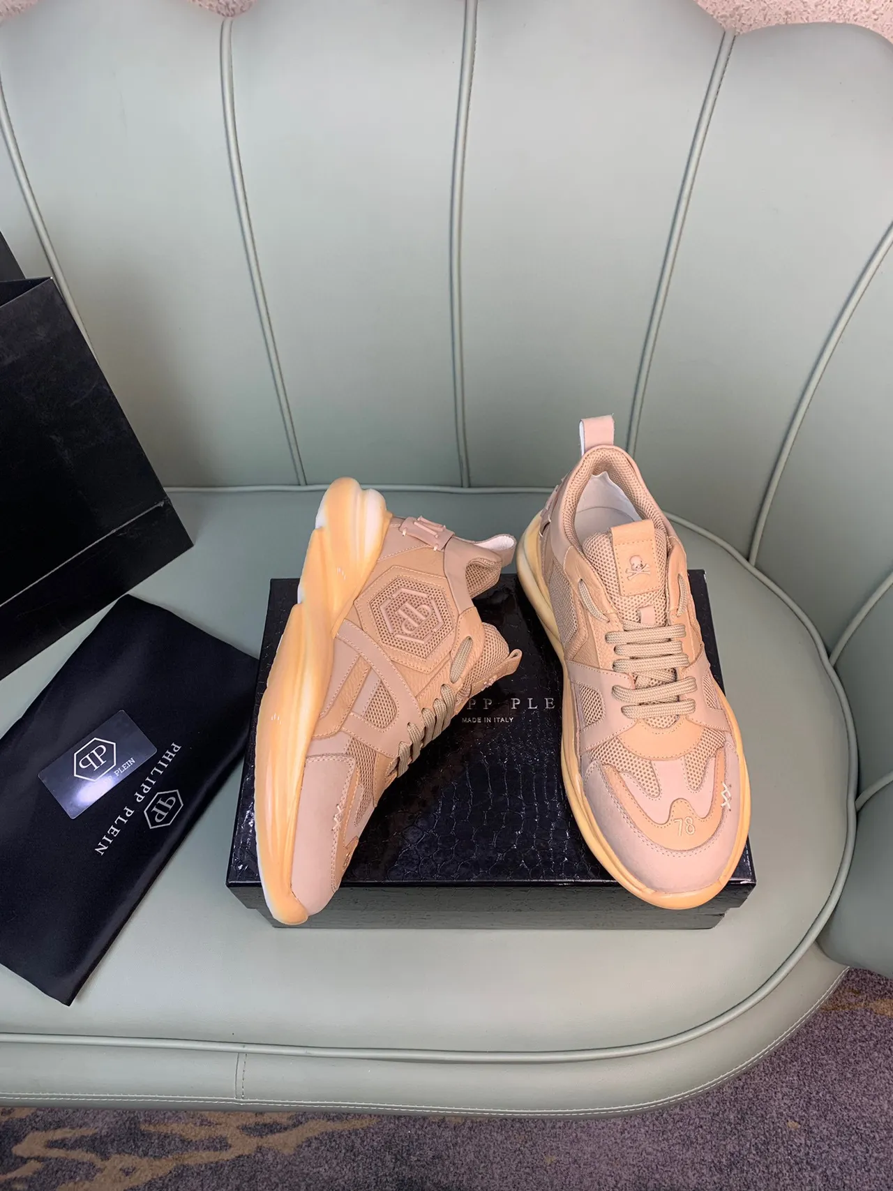 Philipp Plein বেইজ গোলাপি লেয়ার্ড ওয়েভ-শেপড ওভারলে মেশ এবং সুয়েড প্যানেলিং চাঙ্কি স্নিকার 5