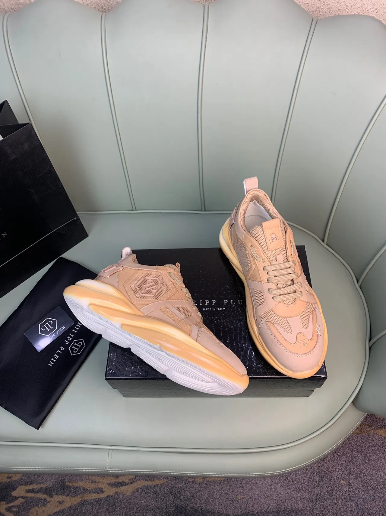 Philipp Plein বেইজ গোলাপি লেয়ার্ড ওয়েভ-শেপড ওভারলে মেশ এবং সুয়েড প্যানেলিং চাঙ্কি স্নিকার 6