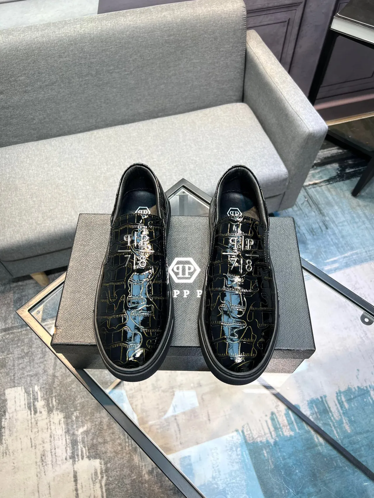 Philipp Plein Black Gold Glossy Croc-Embossed Leather Line-Art Monogram Pattern Casual Shoes 2